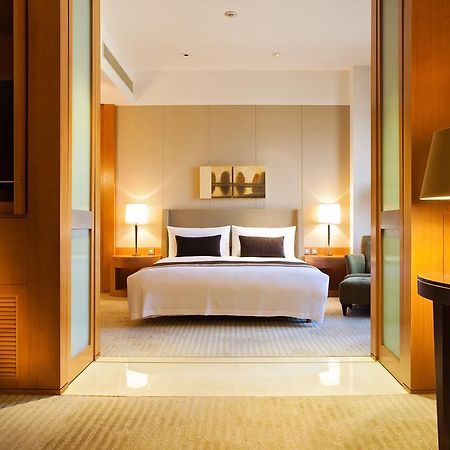 Ambassador Hotel Hsinchu Екстер'єр фото A bedroom at the Mandarin Oriental, Hong Kong