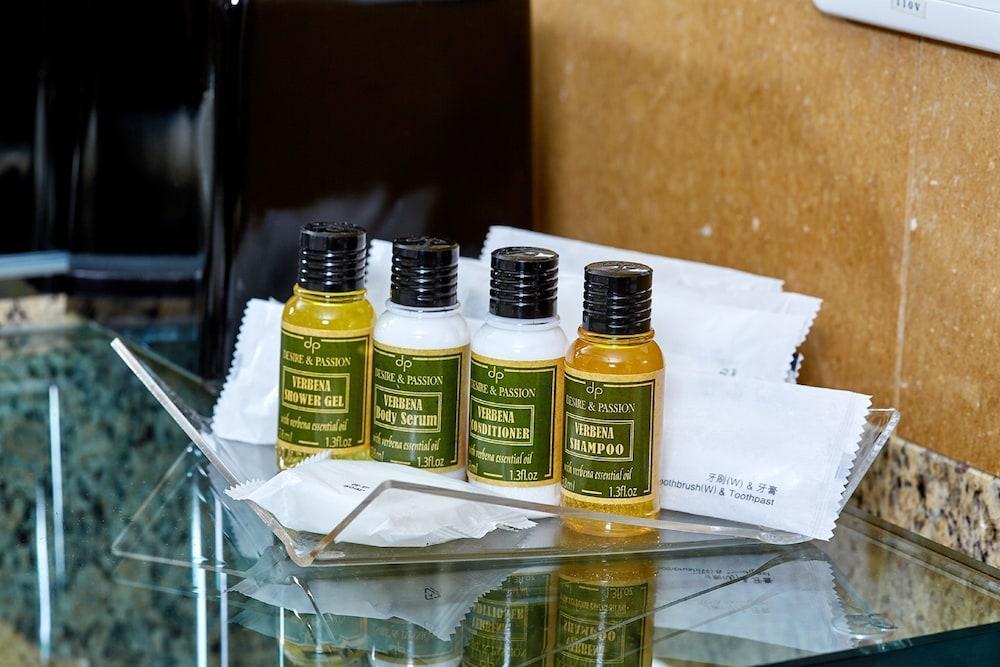 Ambassador Hotel Hsinchu Екстер'єр фото A selection of toiletries