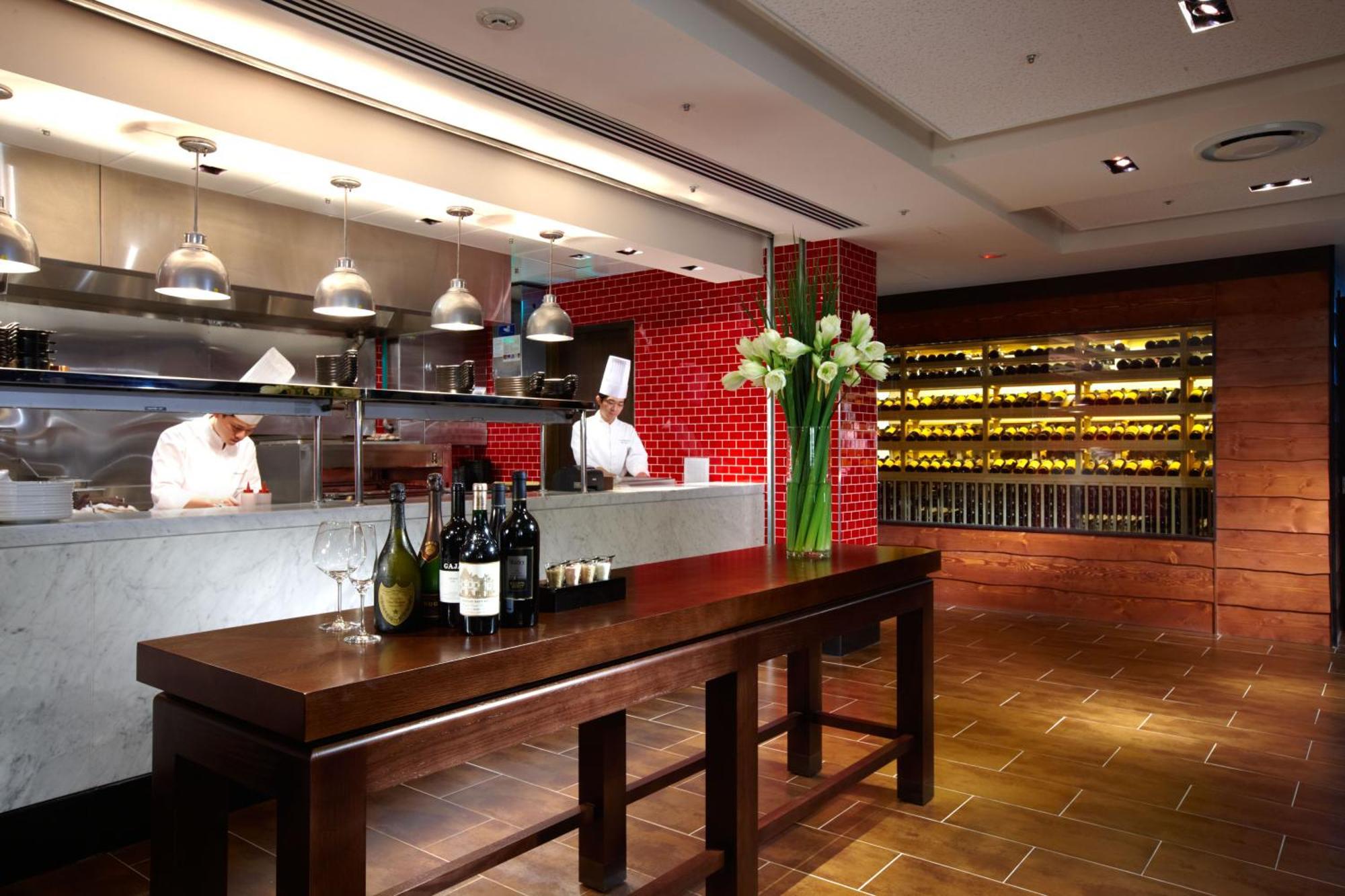 Ambassador Hotel Hsinchu Екстер'єр фото The open kitchen at the restaurant