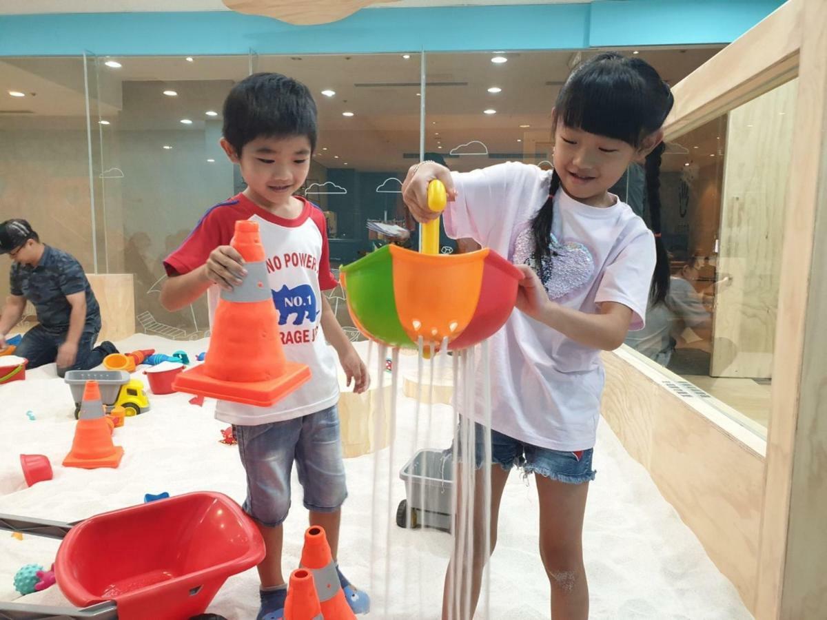 Ambassador Hotel Hsinchu Екстер'єр фото Children playing with water at the Waterworks Museum