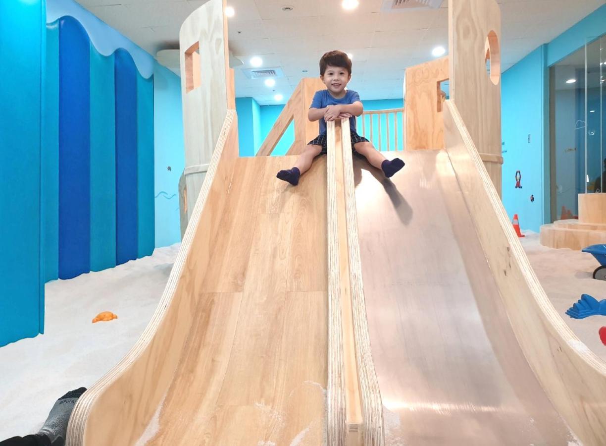 Ambassador Hotel Hsinchu Екстер'єр фото A child on a slide